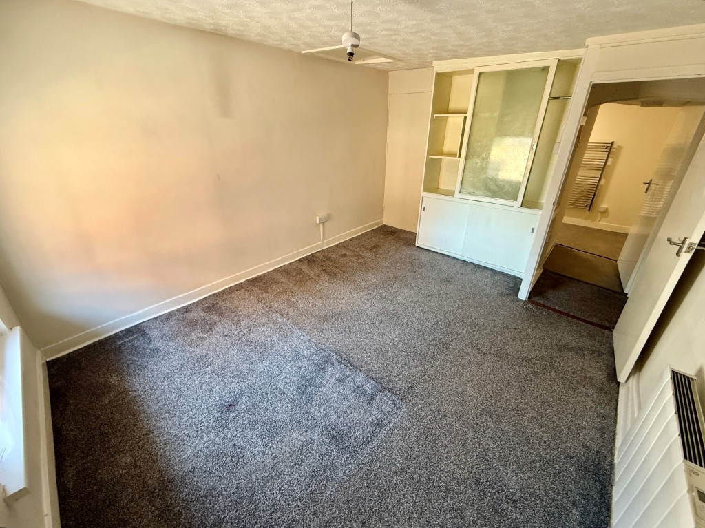 Lot: 33 - MIXED USE PROPERTY COMPRISING SHOP AND THREE-BEDROOM COTTAGE - Bedroom three